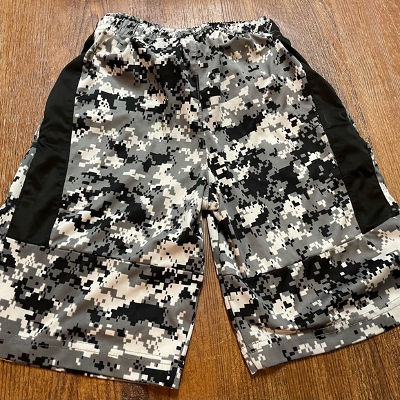 Army Shorts - Picture 2 of 3